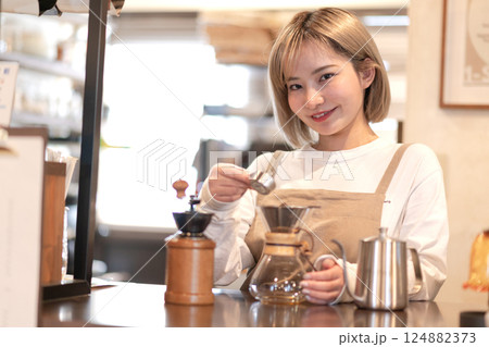 コーヒーを淹れるカフェの店員 124882373