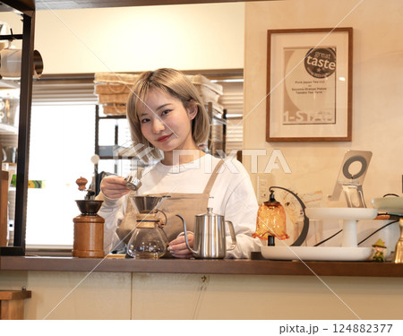 コーヒーを淹れるカフェの店員 コーヒーを淹れるカフェの店員 124882377