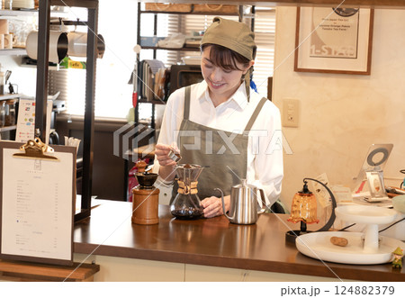 コーヒーを淹れるカフェの店員 コーヒーを淹れるカフェの店員 124882379