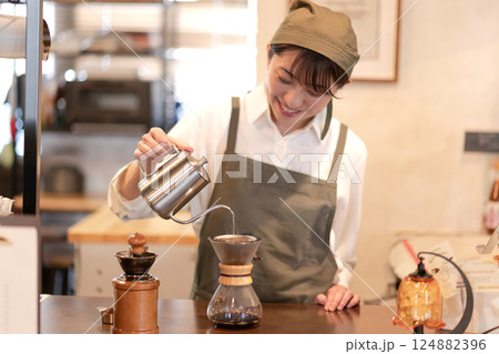 コーヒーを淹れるカフェの店員 124882396