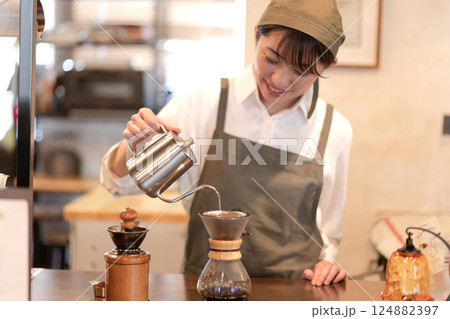 コーヒーを淹れるカフェの店員 124882397