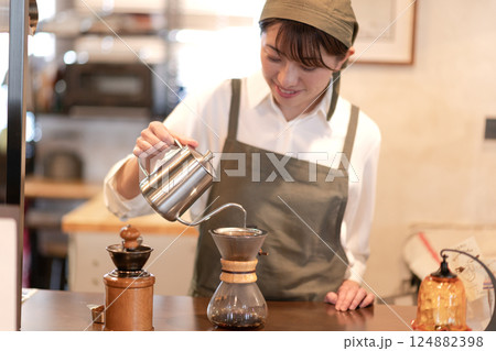 コーヒーを淹れるカフェの店員 124882398