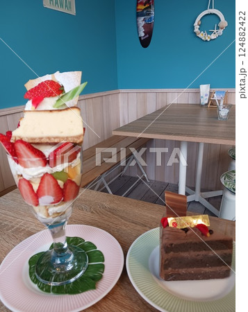 カフェスイーツ|フルーツパフェとチョコレートケーキのテーブル風景 カフェスイーツ|フルーツパフェとチョコレートケーキのテーブル風景 124882422
