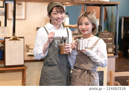 2人の女性バリスタ 124882526