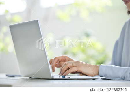 リビングでパソコンを使うミドル女性 リビングでパソコンを使うミドル女性 124882543