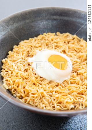 半熟玉子をのせた美味しい即席ラーメン 半熟玉子をのせた美味しい即席ラーメン 124883131