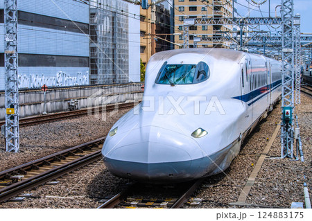 日本の横浜都市景観 インバウンド…新横浜駅前の新幹線や横浜プリンスホテル（左）などを望む。新時代へ… 124883175