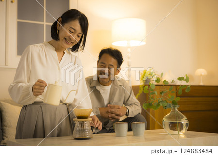 夜のリビングのミドル夫婦 夜のリビングのミドル夫婦 124883484