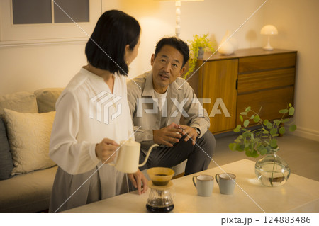 夜のリビングのミドル夫婦 夜のリビングのミドル夫婦 124883486
