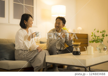 夜のリビングのミドル夫婦 夜のリビングのミドル夫婦 124883488