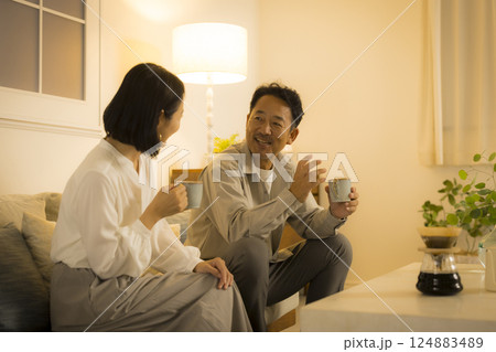 夜のリビングのミドル夫婦 夜のリビングのミドル夫婦 124883489