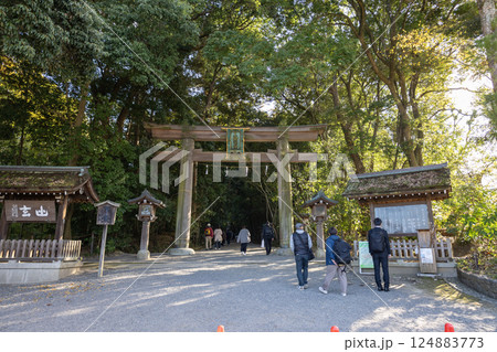 奈良県大神神社/二の鳥居(2024年11月撮影) 奈良県大神神社/二の鳥居(2024年11月撮影) 124883773