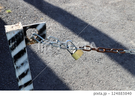 heavy metal chain 124883840