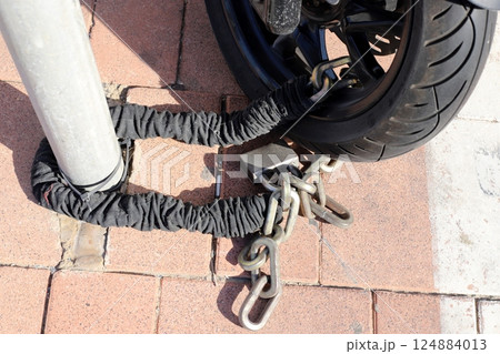 heavy metal chain 124884013