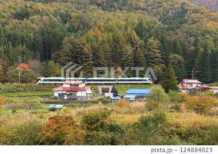 紅葉の会津鬼怒川線 124884023