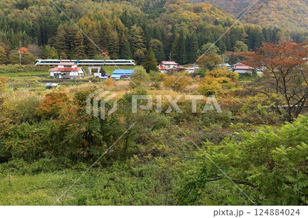 紅葉の会津鬼怒川線 124884024