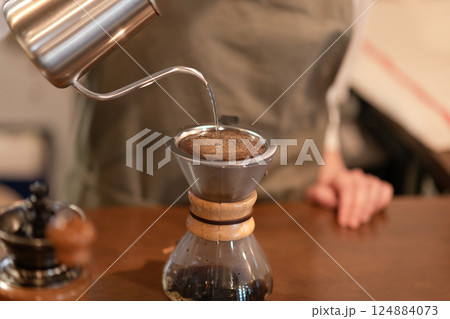 コーヒーを淹れるカフェの店員 コーヒーを淹れるカフェの店員 124884073