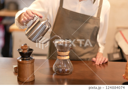 コーヒーを淹れるカフェの店員 124884074