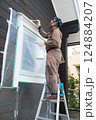 ログハウス外壁を塗装する男性　脚立乗り　その2 124884207