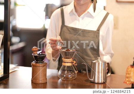 コーヒーを淹れるカフェの店員 124884215