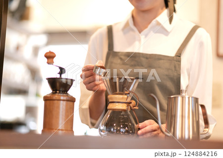 コーヒーを淹れるカフェの店員 124884216