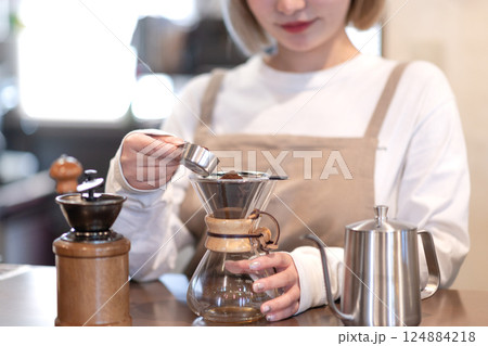 コーヒーを淹れるカフェの店員 コーヒーを淹れるカフェの店員 124884218