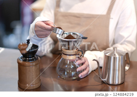 コーヒーを淹れるカフェの店員 コーヒーを淹れるカフェの店員 124884219