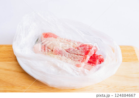 袋に入れて揉む豚バラ肉 124884667