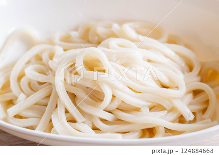 茹でた生麺　讃岐うどん 124884668