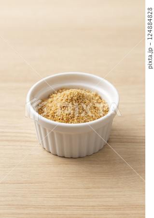 テーブルに置かれた甜菜糖 124884828