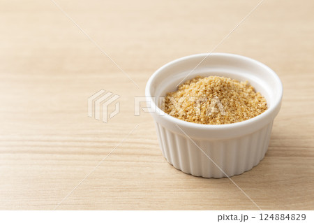 テーブルに置かれた甜菜糖 124884829