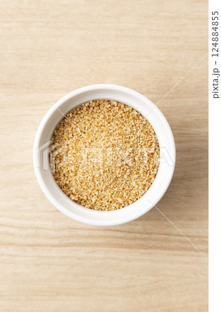 テーブルに置かれた甜菜糖 テーブルに置かれた甜菜糖 124884855