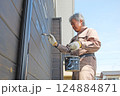 ログハウス外壁を塗装する男性　その6 124884871