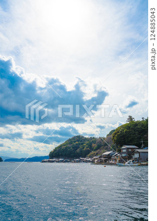 春の陽光に包まれる伊根の舟屋|伝統と海が調和する風景 春の陽光に包まれる伊根の舟屋|伝統と海が調和する風景 124885043
