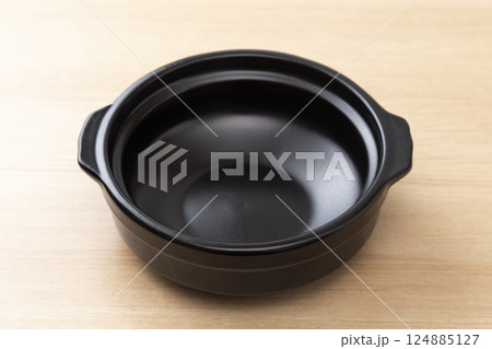 テーブルに置かれた土鍋 124885127