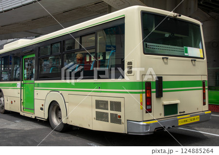信号待ちをしている路線バス 信号待ちをしている路線バス 124885264