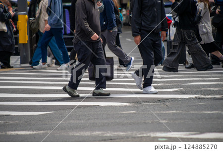 横断歩道を渡る歩行者 横断歩道を渡る歩行者 124885270