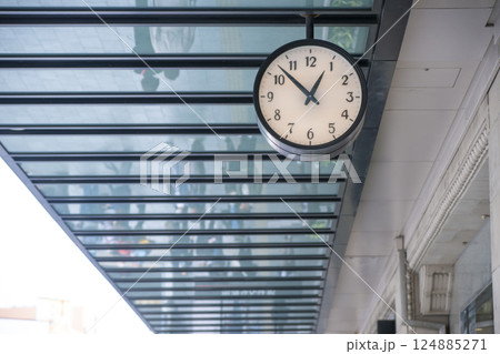ガラスのひさしに映った歩行者と時計 ガラスのひさしに映った歩行者と時計 124885271