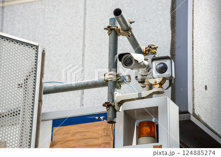 工事現場入口の監視カメラ 124885274