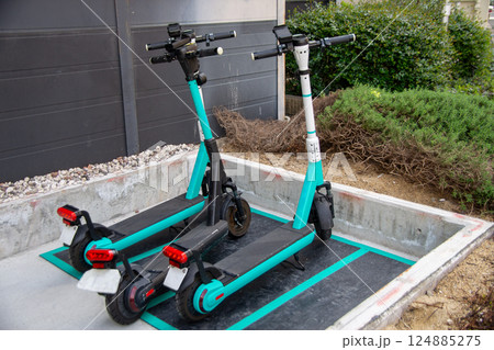 電動キックボードの駐輪場 電動キックボードの駐輪場 124885275