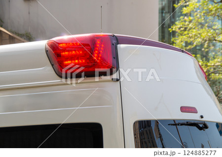 救急車の後部側面の赤色灯 救急車の後部側面の赤色灯 124885277