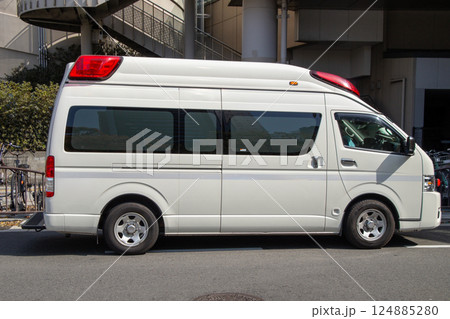 道路上で待機している救急車 124885280