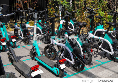 電動キックボードと電動アシスト自転車 電動キックボードと電動アシスト自転車 124885281