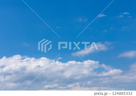 青空に浮かぶ白い雲 124885332
