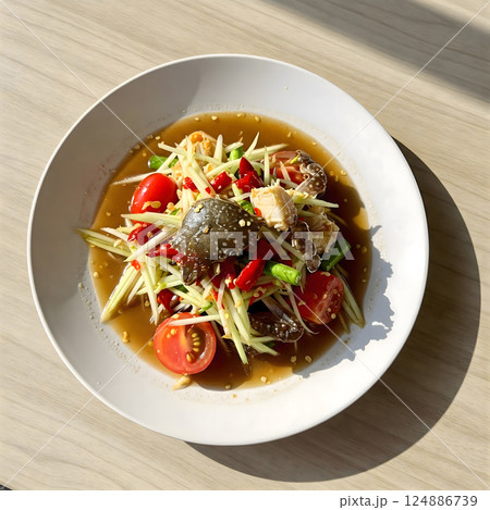 Spicy Somtam pu plara or papaya salad with fermented fish and crab. 124886739