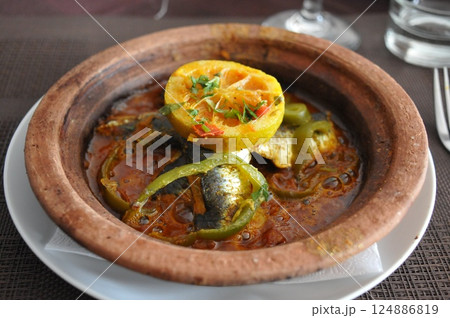 モロッコ、マラケシュ、メディナ、旧市街、郷土料理、魚のタジン鍋 124886819