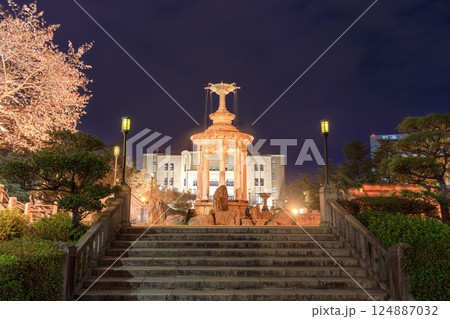 名古屋市、鶴舞公園の夜桜と噴水塔のライトアップ 124887032