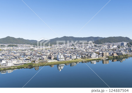 犬山城から見下ろす木曽川と各務原市の街並み 124887504