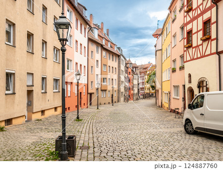 Nuremberg, Germany, 1 August 2023. The tanners' street: it has all the charm of the ancient city with the facades of the colorful and half-timbered houses. People walk along the stone-lined street. 124887760
