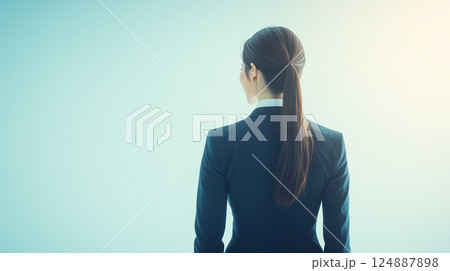 AI生成画像:ビジネススーツ姿の日本人女性の後ろ姿 AI生成画像:ビジネススーツ姿の日本人女性の後ろ姿 124887898